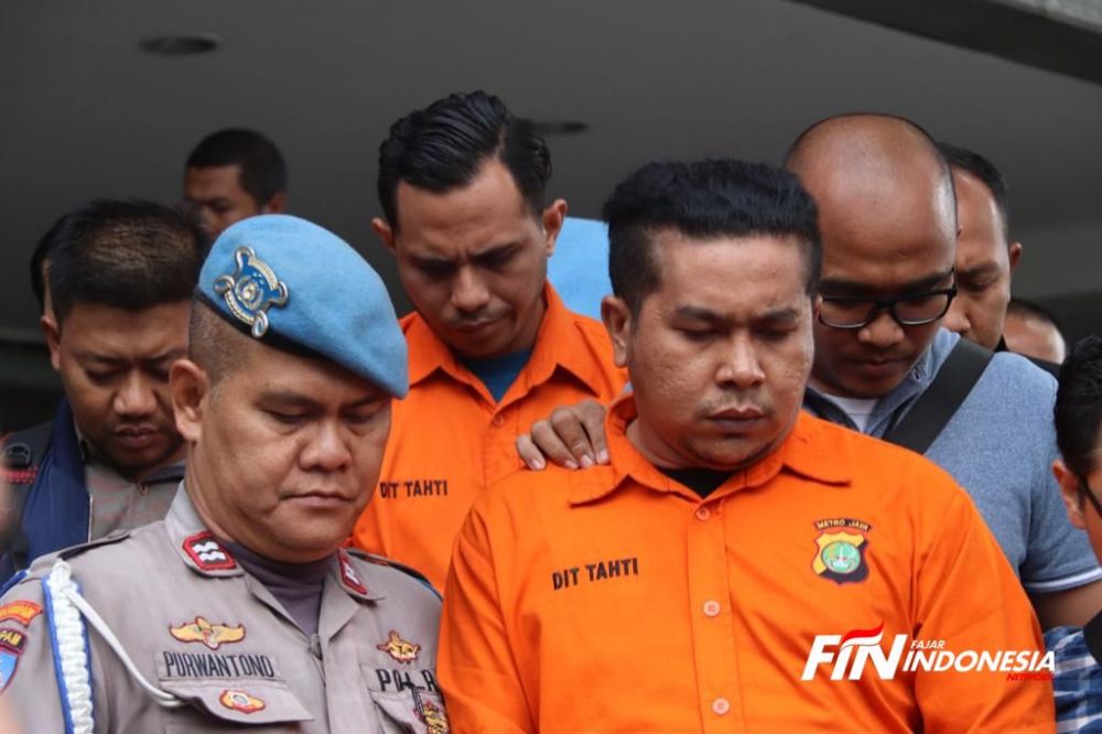 Dua orang anggota polisi aktif pelaku penyerangan kepada Novel Baswedan dibawa keluar dari Polda Metro Jaya Sabtu (28/12/2019) 
