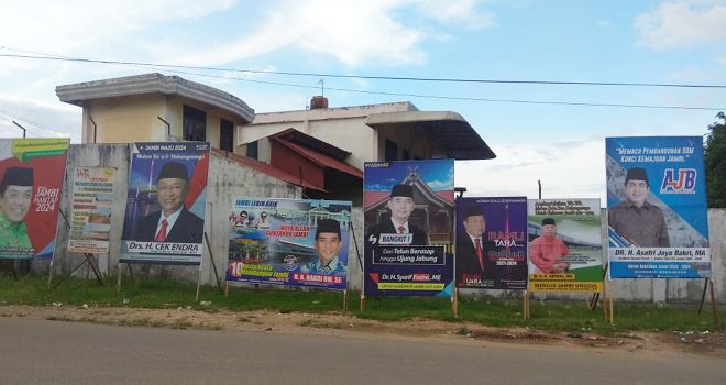 Alat Peraga Sosialisasi (APS) mulai ramai terpasang di Kota Jambi.