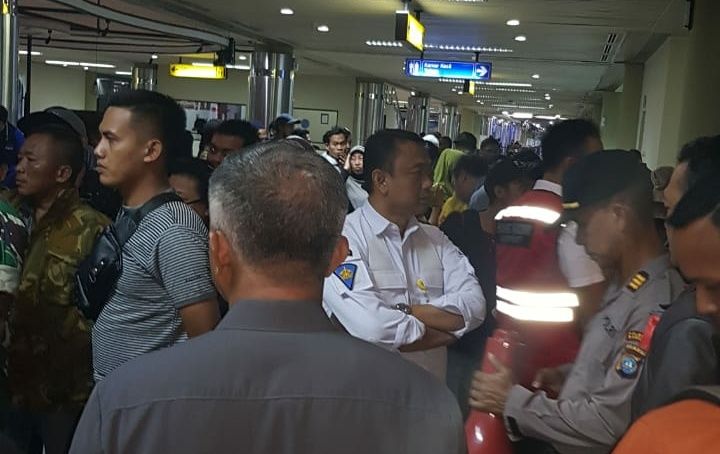Suasan di bandara Hang Nadhim Batam Rabu (1/1) dini hari.