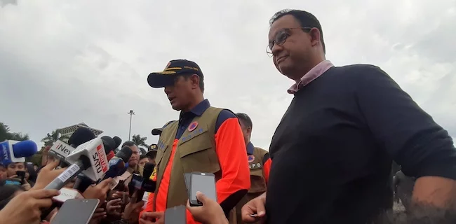 Kepala BNPB Letjen TNI Doni Monardo (kiri) bersama Gubernur DKI Jakarta Anies Baswedan (kanan).