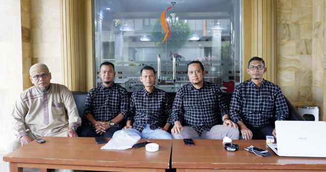 Tim Bungo Menjawab mengelar konfrensi pers pernyataan sikap untuk pasangan independent yang formulir pendaftarannya diambil beberapa waktu lalu, Selasa (1/1).