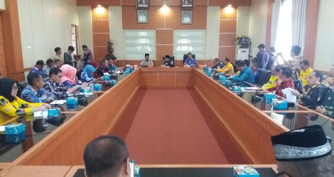 Bupati Bungo H Mashuri memimpin rapat bersama untuk membentuk tim penanggulangan bencana.