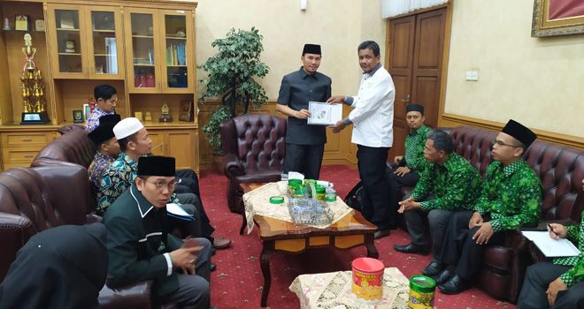 Belasan guru yang tergabung dalam Pengurus Wilayah Perkumpulan Guru Inpassing Nasional (PGIN) provinsi Jambi beraudiensi dengan Ketua DPRD Provinsi Jambi, Edi Purwanto, pagi tadi (3/1).
