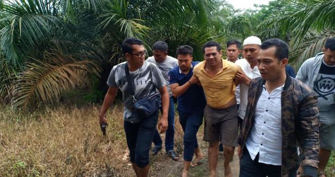 Bripka Eko Sudarsono yang diamankan dari tempat persembunyiannya beberapa waktu lalu, saat itu ia dilumpuhkan dengan timah panas karena berusaha melawan saat akan ditangkap.