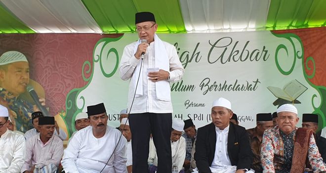 Drs H Cek Endra calon Gubernur Provinsi Jambi 2020-2024, melakukan safari Politiknya di Ponpes Fathul Ulum, Sungai Badar Kecamatan Batang Asam, Kabupaten Tanjab Barat, Jum'at siang (3/1). 
