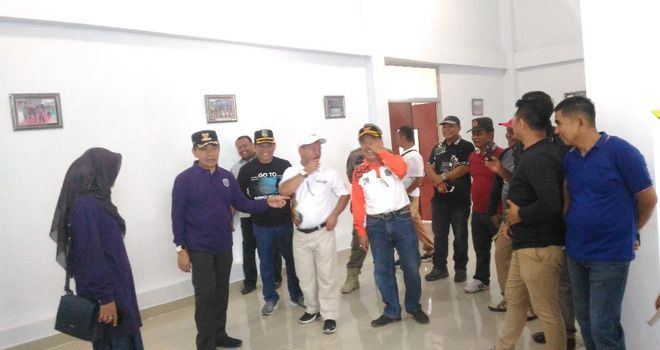 Bupati Kerinci, Adirozal, saat meninjau Museum Kerinci di Desa Sanggarang Agung, Kecamatan Danau Kerinci.