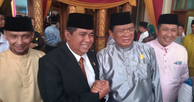 keakraban itu kembali ditunjukkan mantan Bupati Muaro Jambi dua periode itu bersama HBA saat menghadiri Paripurna Istimewa dalam rangka HUT Provinsi Jambi ke 63, Senin (6/1) kemarin.