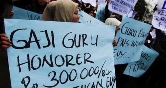 Para Guru Honorer saat menggelar Aksi.
