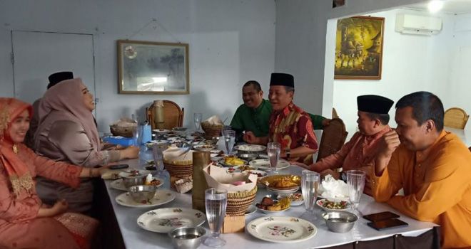 Bupati Merangin Al Haris misalnya. Usai menghadiri menghadiri paripurna HUT Provinsi Jambi ke 63 di gedung DPRD Provinsi Jambi, Senin (6/1).