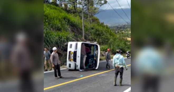 Bus Sekolah di Kerinci Terbalik.