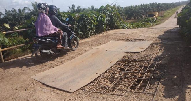Tampak kondisi jembatan Cinta Kasih yang berada di perbatasan Kelurahan Kampung Singkep dan Kelurahan Rano, Kecamatan Muara Sabak Barat, yang sudah terlihat kawat besi dan nyaris jebol.