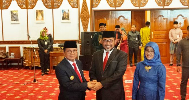 Perombakan terakhir pejabat eselon III, IV dan Fungsional enam bulan sebelum dimulainya tahapan Pilkada, sesuai anjuran Undang-Undang Pilkada bagi Gubernur dan Bupati petahana yang ingin maju kembali, dilakukan hari ini (7/1). 