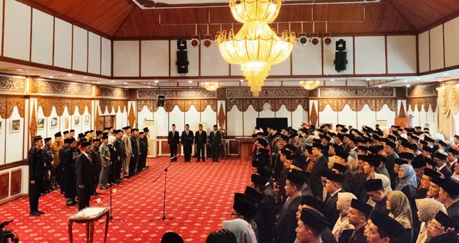 Pelantikan sekitar 300 pejabat ini dipimpin langsung oleh Penjabat Sekda Provinsi Jambi Sudirman yang baru beberapa jam dilantik Gubernur.