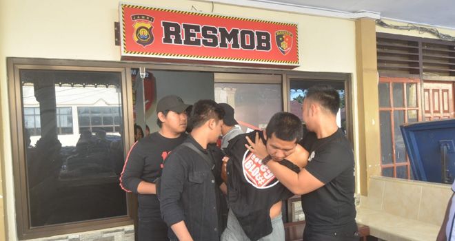 Pelaku pembacokan anggota tni meringis kesakitan usai didor polisi, karena melakukan perlawanan saat akan ditangkap.