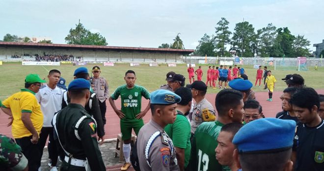 Pertandingan antara Kota Jambi Vs Tanjabbar pada turnamen Gubernur Cup 2020 di stadion Tri Lomba Juang , sore ini (8/1), berlangsung memanas.