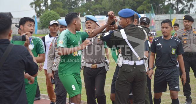 Kericuhan terjadi di laga pembuka Gubernur Cup 2020 antara kesebelasan Kota Jambi vs Tanjab Barat.