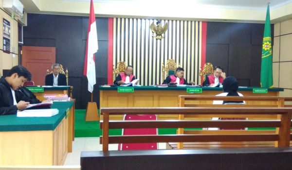 Ratna Juwita saat menghadiri sidang tuntutan atas dirinya di Pengadilan Negeri Tipikor Jambi, Rabu (08/01) kemarin. Ia dituntut 2 tahun penjara.



