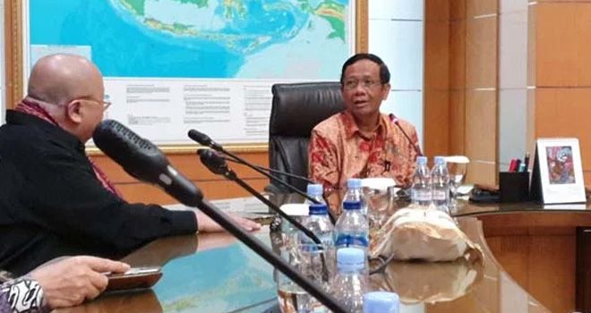 Menko Polhukam, Mahfud MD saat menerima Kelompok Punakawan yang dipimpin budayawan Jaya Suprana.

