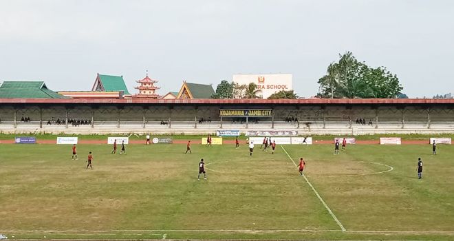 Pertandingan kedua Gubernur Cup 2020 di stadion Tri Lomba Juang KONI Jambi, sore ini (13/1), mempertemukan PS Muaro Jambi Kontra PS Sarolangun.