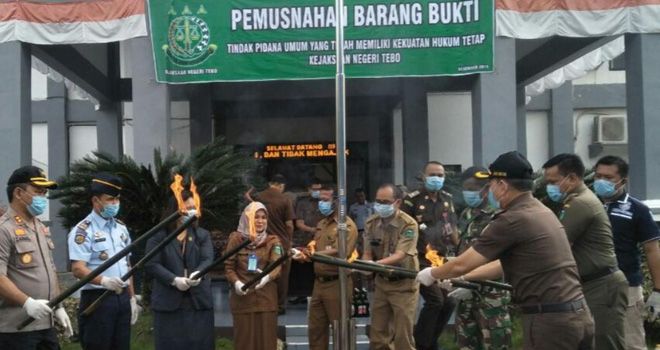 Kejari Tebo bersama jajarannya saat memusnahkan BB dari hasil ungkap kasus selama enam bulan terakhir.

