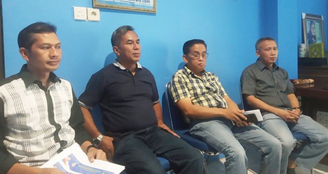 Dalam jumpa pers, Selasa (13/1), Bakri membocorkan beberapa kriteria pasangannya. Pendamping tersebut tidak harus dari kalangan kepala daerah.