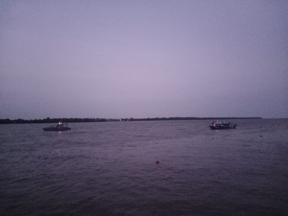 masyarakat Kuala Tungkal yang berkunjung di Waterfront City Kuala Tungkal digegerkan adanya kabar seorang bocah yang tenggelam saat mandi berenang di sungai pengabuan.