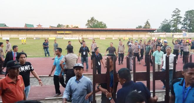 Para pemain Tanjabbar langsung mengejar sang wasit yang diikuti sejumlah official tim.