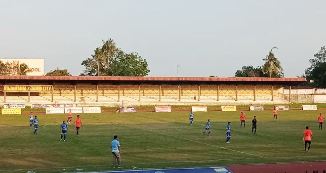 PS Tanjab Barat pun mendapat penalti karena dilanggar di kotak terlarang. Sang eksekutor penalti pemain nomor punggung 7 pun berhasil mengubah kedudukan menjadi 1-0.