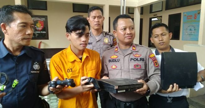 Tersangka ditangkap Polisi karena mencuri dua unit PS3 ditempat ia pernah bekerja.

