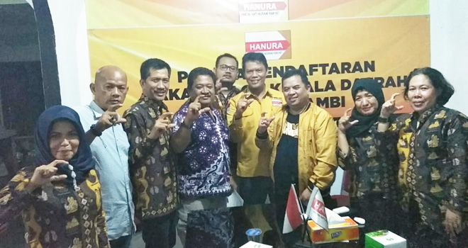 Tim Keluarga Cek Endra, Iskandar, usai menyerahkan berkas penjaringan kandidat di DPD Partai Hanura Provinsi Jambi, Rabu (15/1).