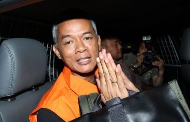 Komisioner KPU Wahyu Setiawan masuk ke dalam mobil tahanan diyang menjemputnya di Gedung KPK, Kuningan Persada, Jakarta Selatan, Kamis (9/1/2020) malam.