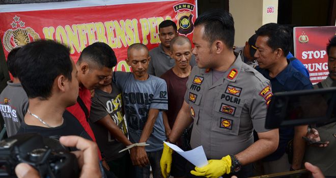 Tiga pelaku pencurian sarang burung wallet diamankan oleh tim dari Polsek Kota Baru. Mereka terpaksa dilumpuhkan karena berusaha melawan saat akan diamankan.



