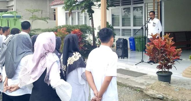 Sekda Sungai Penuh, Munasri, M.Si, MH, memberikan pengarahamn saat melaksanakan Sidak ke SKPD, kemarin.
