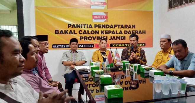Datang bersama Tim Keluarga Fachrori Umar, Fachrori disambut langsung oleh Ketua DPD Partai Hanura Provinsi Jambi, M. Yusup, Tim Penjaringan dan jajaran pengurus lainnya.