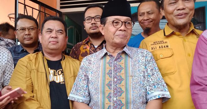 Calon petahana Fachrori Umar, usai mengembalikan formulir pendaftaran penjaringan di DPD Partai Hanura Provinsi Jambi, Rabu (15/1).