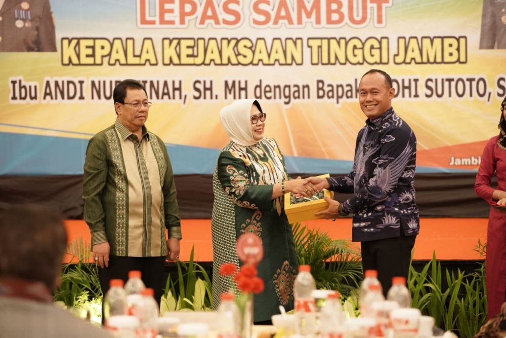 Hadiri Pisah Sambut Kejati Jambi, Bupati Sukandar Juga Serahkan Sovenir.



