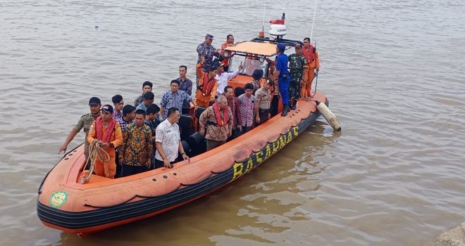 Bupati Kabupaten Tanjung Jabung Barat H. Safrial pada Kamis siang turut ikut Mencari korban tenggelam.