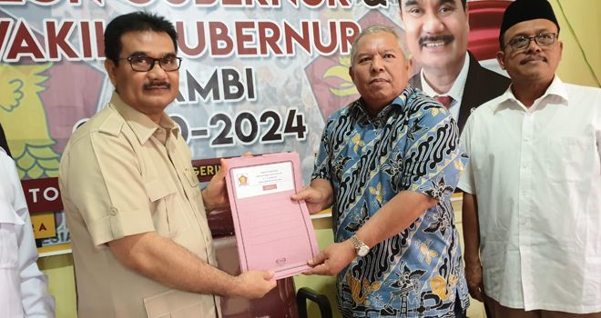 Bupati Tanjung Jabung Barat (Tanjabbar), Safrial saat menyambangi kantor DPD Gerindra Provonsi Jambi, di kawasan Telanaipura, Sabtu (18/01). 