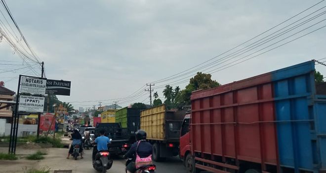 Kemacetan parah arus lalulintas terjadi di jalur kawasan Mendalo hingga menuju ke arah Simpang Rimbo, siang ini (18/1).