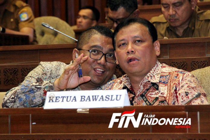 Ketua Badan Pengawas Pemilu, Abhan mendengarkan penjelasan Ketua KPU, Arief Budiman dalam Rapat dengar pendapat (RDP) dengan Komisi II DPR RI di Gedung Parlemen, Senayan Jakarta, Senin (11/11/2019).
