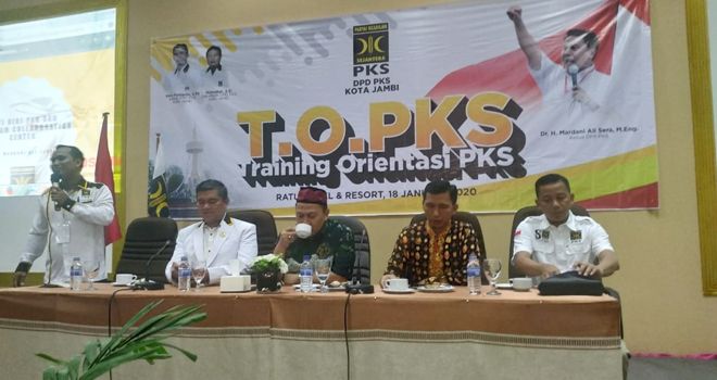 Acara yang digelar di aula Sumatera Hotel Ratu Jambi ini dihadiri ratusan simpatisan dan anggota PKS se Kota Jambi dan Pengurus Provinsi Jambi, Sabtu (18/1).