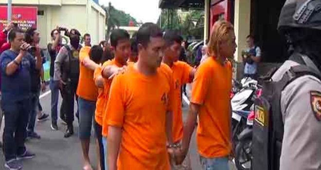 Para pelaku pengeroyokan terhadap buruh pabrik.