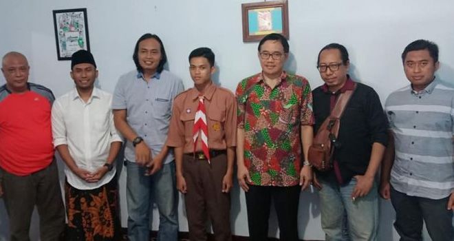 Aji Prasetyo bersama kawan-kawan kuasa hukum ZA menemani Prof Hariyono mengunjungi rumah ZA.