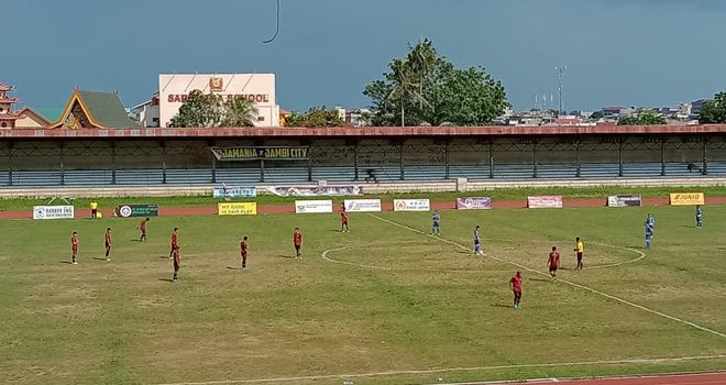 Kick Off babak pertama pertandingan partai semifinal Gubernur Cup 2020 antara PS Kerinci kontra PS Muaro Jambi, sore ini (19/1), dimulai.

