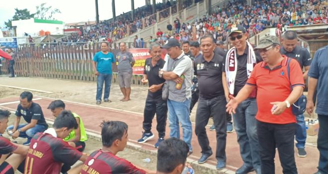 Wabup yang hadir tampak menggunakan Syal Muja Mania (julukan Pendukung PS Muaro Jambi), BBS bahkan langsung menemui para Pemain Bujang Mudo ke pinggir lapangan saat laga sedang turun minum.