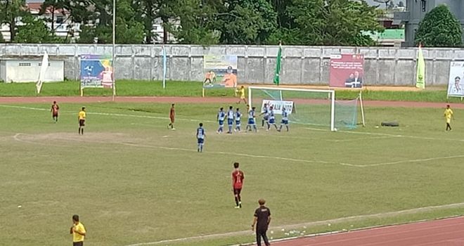 PS Muaro Jambi mendapat hadiah penalti akibat salah satu pemain PS Kerinci terkena hands ball di kotak penalti.