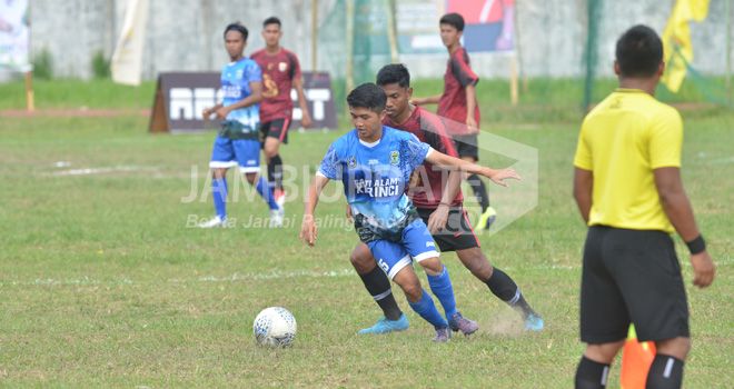 Kick babak kedua pertadingan semifinal Gubernur Cup 2020 sore ini (19/1), di stadion Tri Lomba Juang, antara PS Kerinci berhadapan dengan PS Muaro Jambi, dimulai.