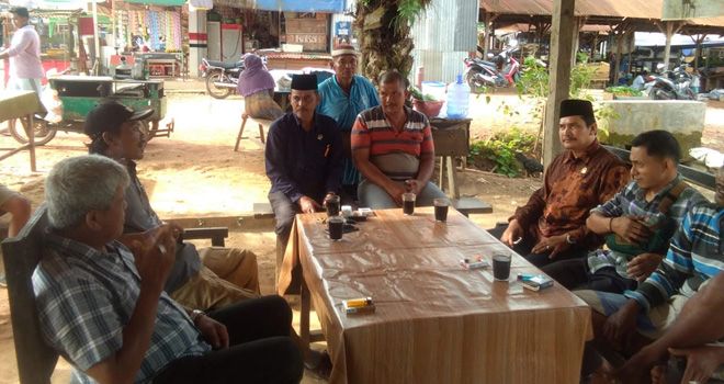 Anggota DPRD Muaro Jambi Dapil Sungai Gelam, Fathuri berdialog dengan pedagang untuk mencari solusi permasalahan tersebut.