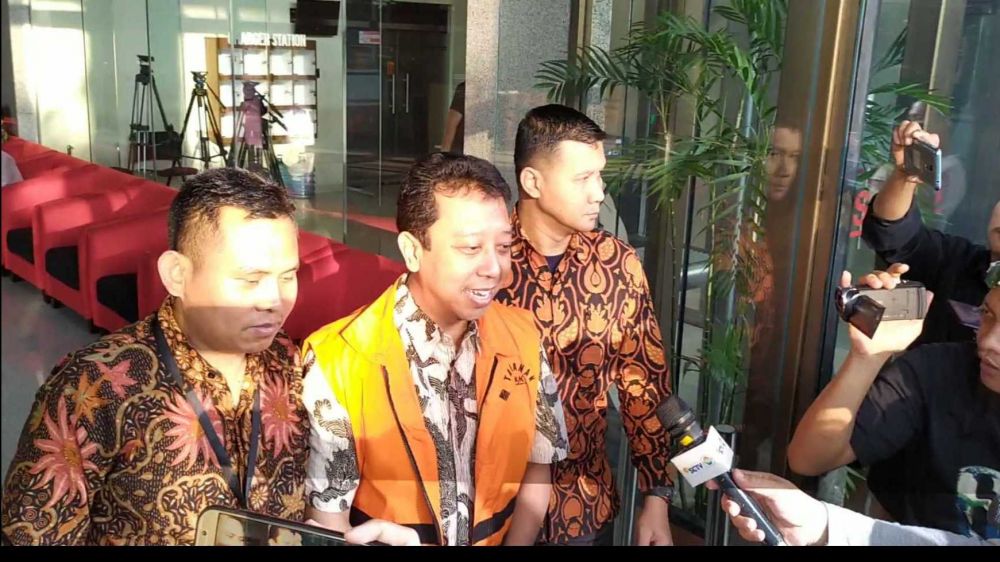 Romy memberi keterangan usai menjalani pemeriksaan di Gedung Merah Putih KPK, Kuningan, Jakarta, Rabu (24/7). KPK memperpanjang masa penahananya selama sebulan.