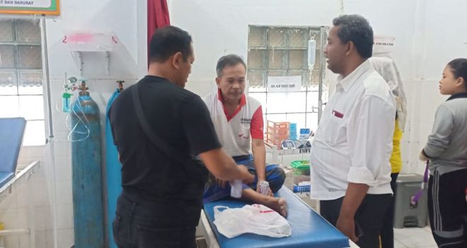 TV saat dilarikan ke puskesmas untuk mengeluarkan racun tikus yang dikonsumsinya sebelum ditangkap